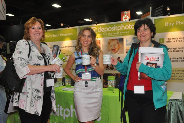 Elena giving away mugs at Depositphotos booth 525