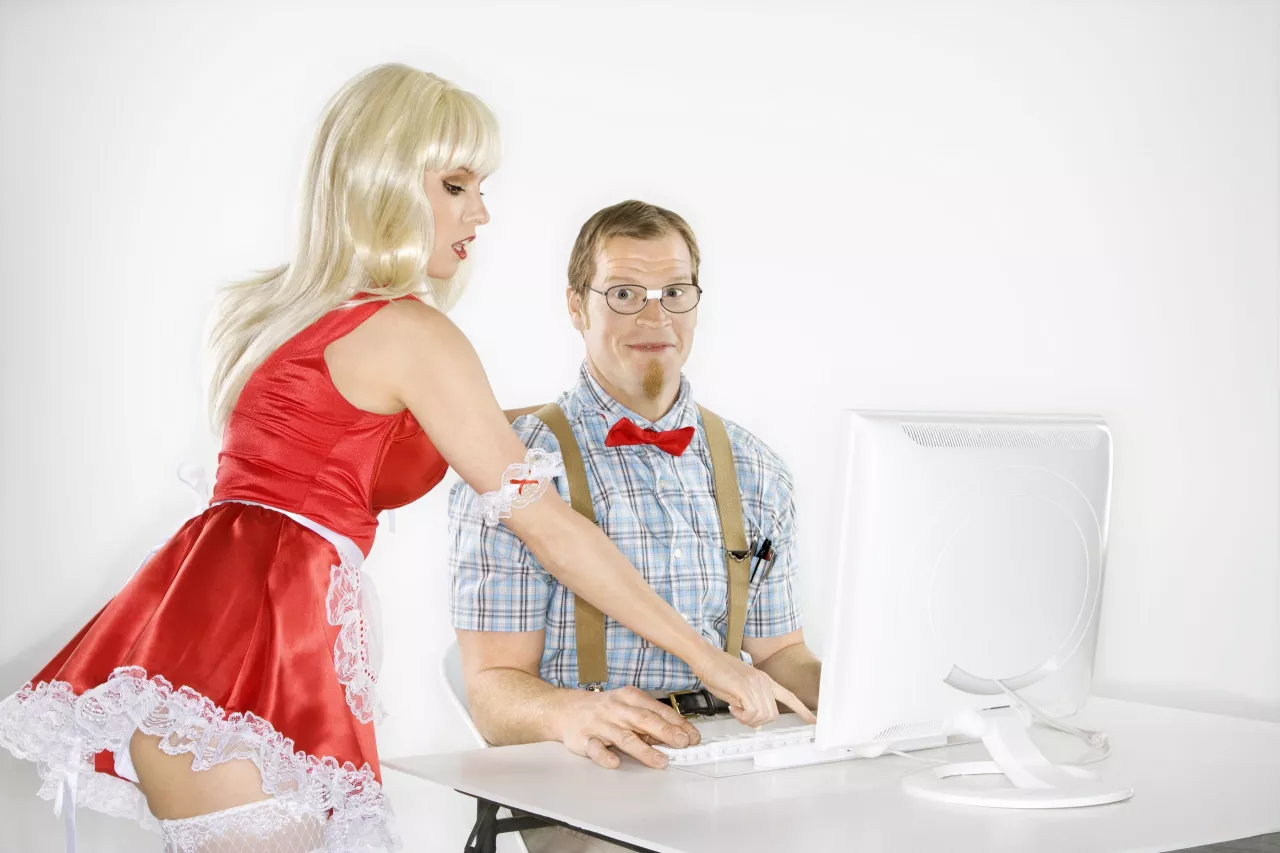 Man and woman with computer. © Depositphotos