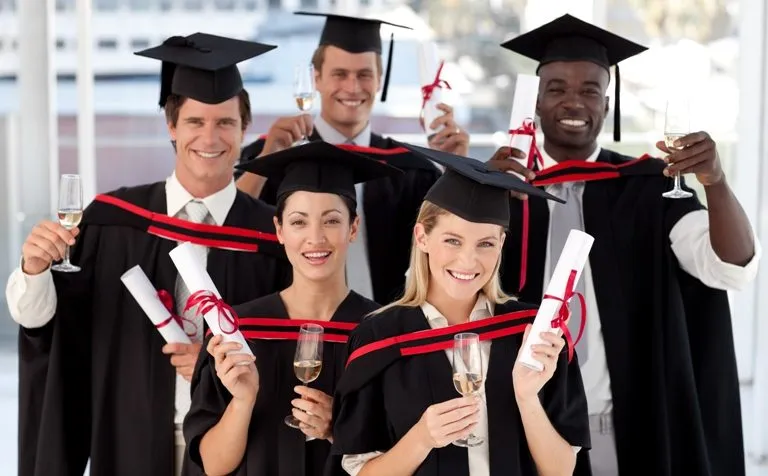 Group of people Graduating from College © Depositphotos