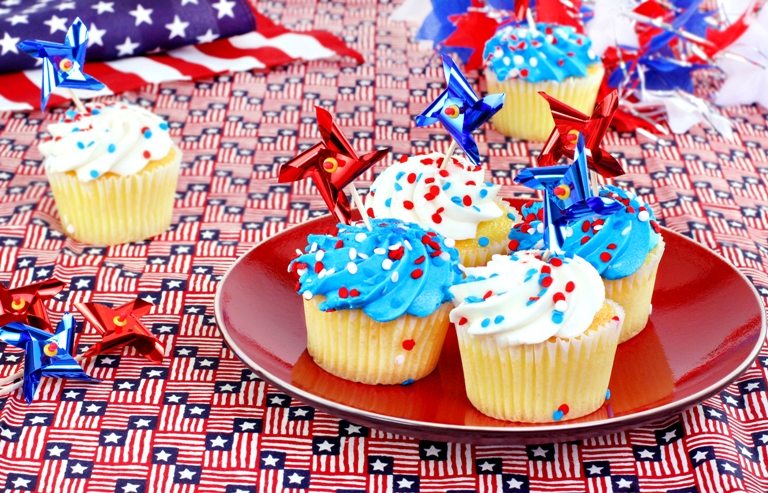 July 4th cupcakes and decorations. © Depositphotos