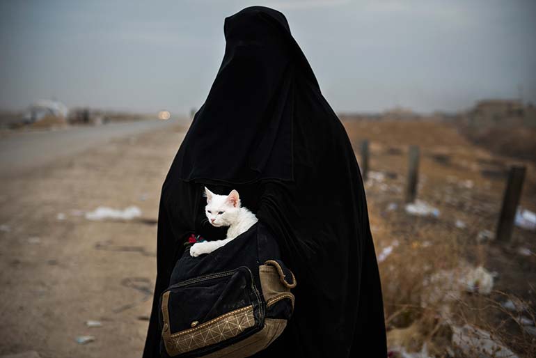 14-november-2016-a-woman-fleeing-mosul-iraq