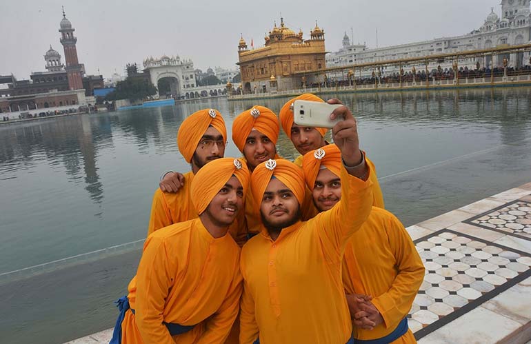 a year in pictures january-15-2016-sikh-devotees-are-taking-a-selfie