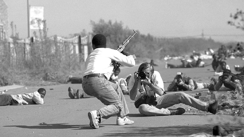 «Военный-фотограф»-(War-Photographer),-2001-г