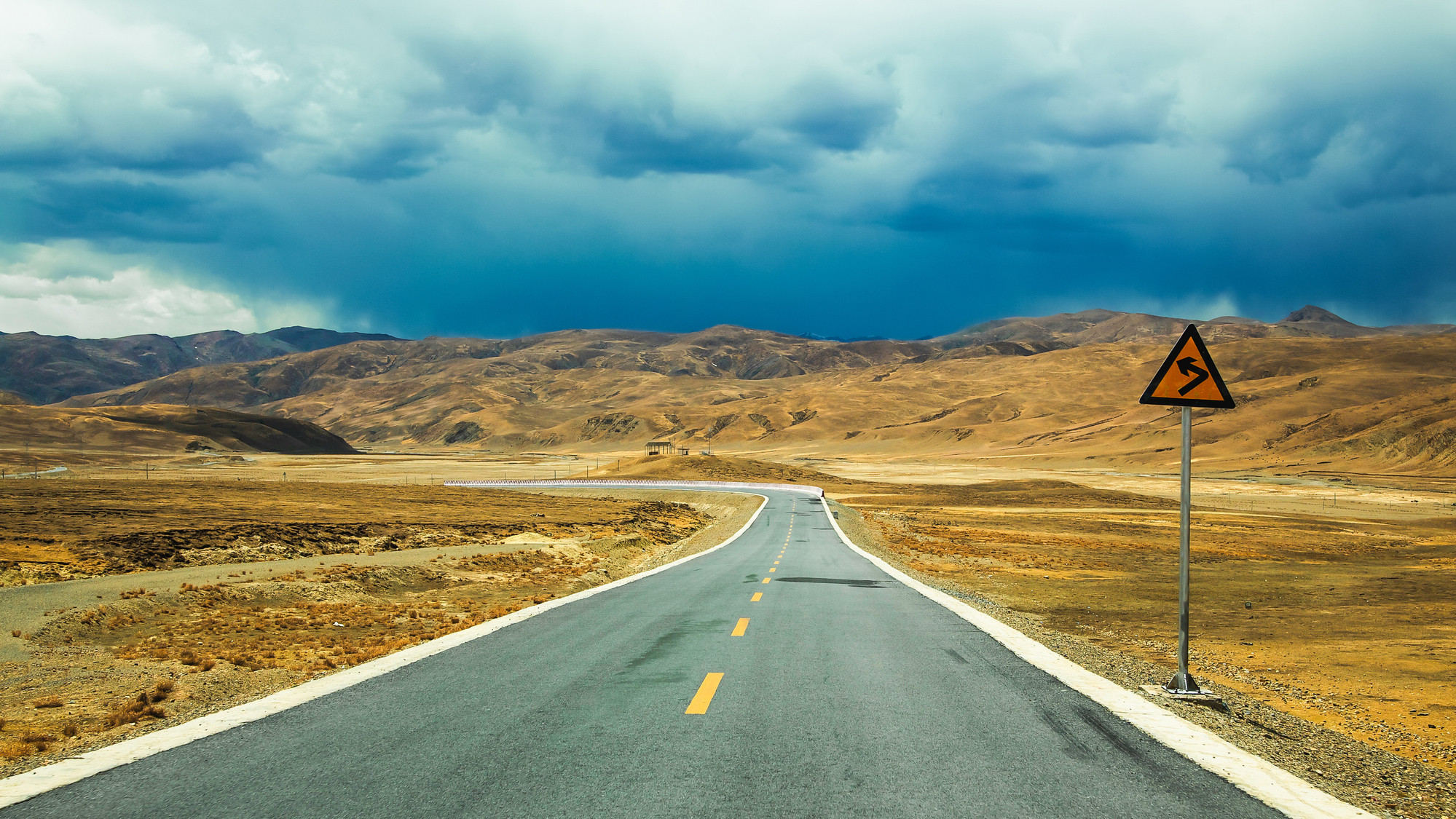 nature desktop wallpaper - long empty asphalt road in desert 