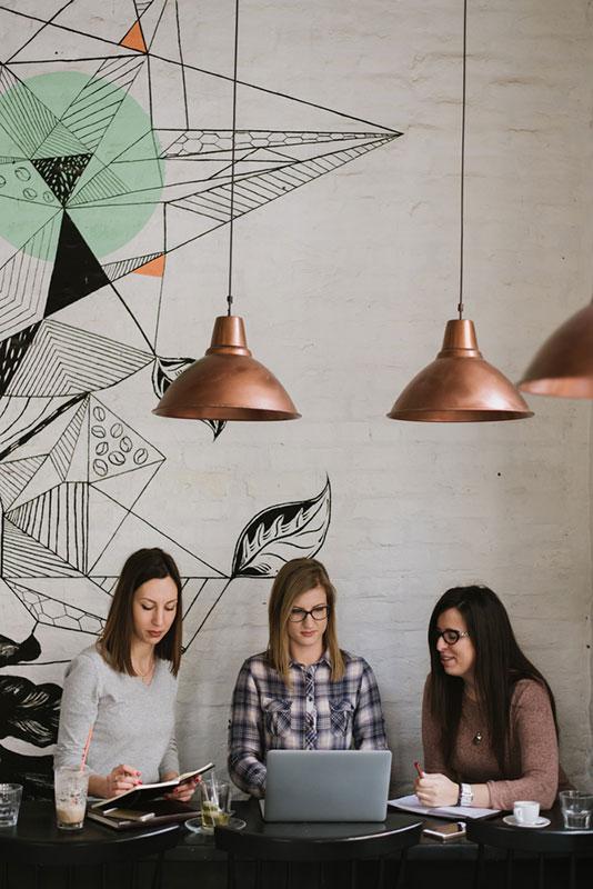 Mihajlo Ckovric stock photography women in a cafe