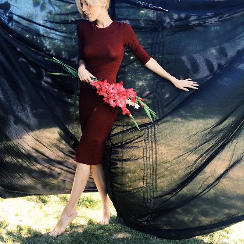 Marta Syrko photography woman with flowers and fabric