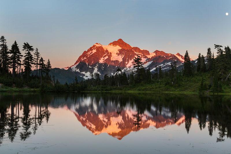 Picture of lake and mount Shuksan