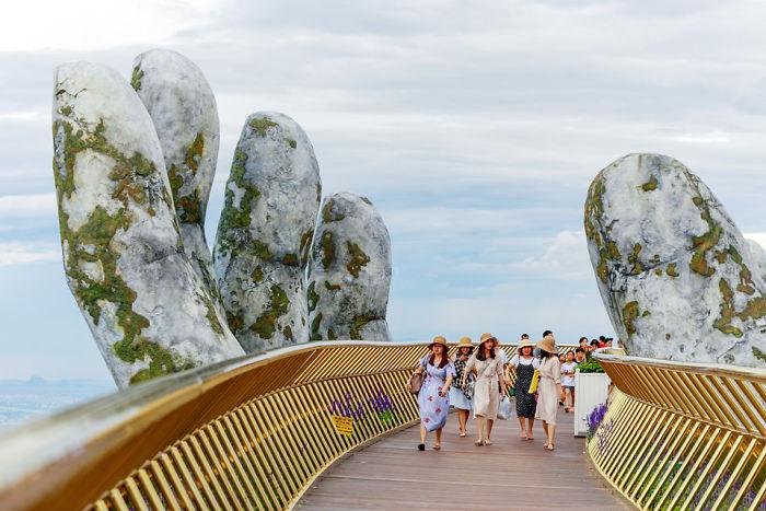 creative-design-giant-hands-bridge-ba-na-hills-vietnam-5b5ec9f26db57__700