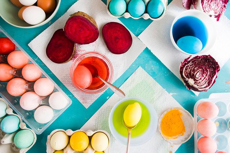 Painting Easter eggs with natural ingredients 