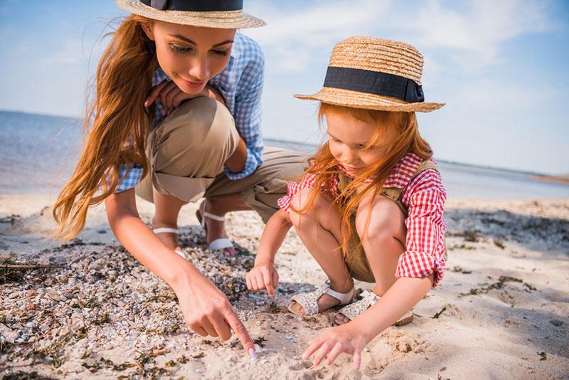 https://depositphotos.com/163316736/stock-photo-mother-and-daughter-collecting-seashells.html