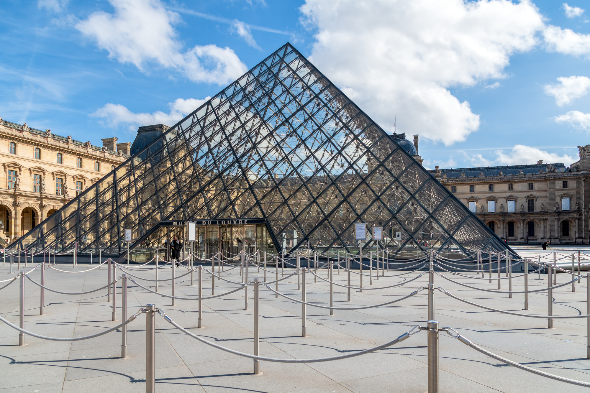 image of louvre museum in paris