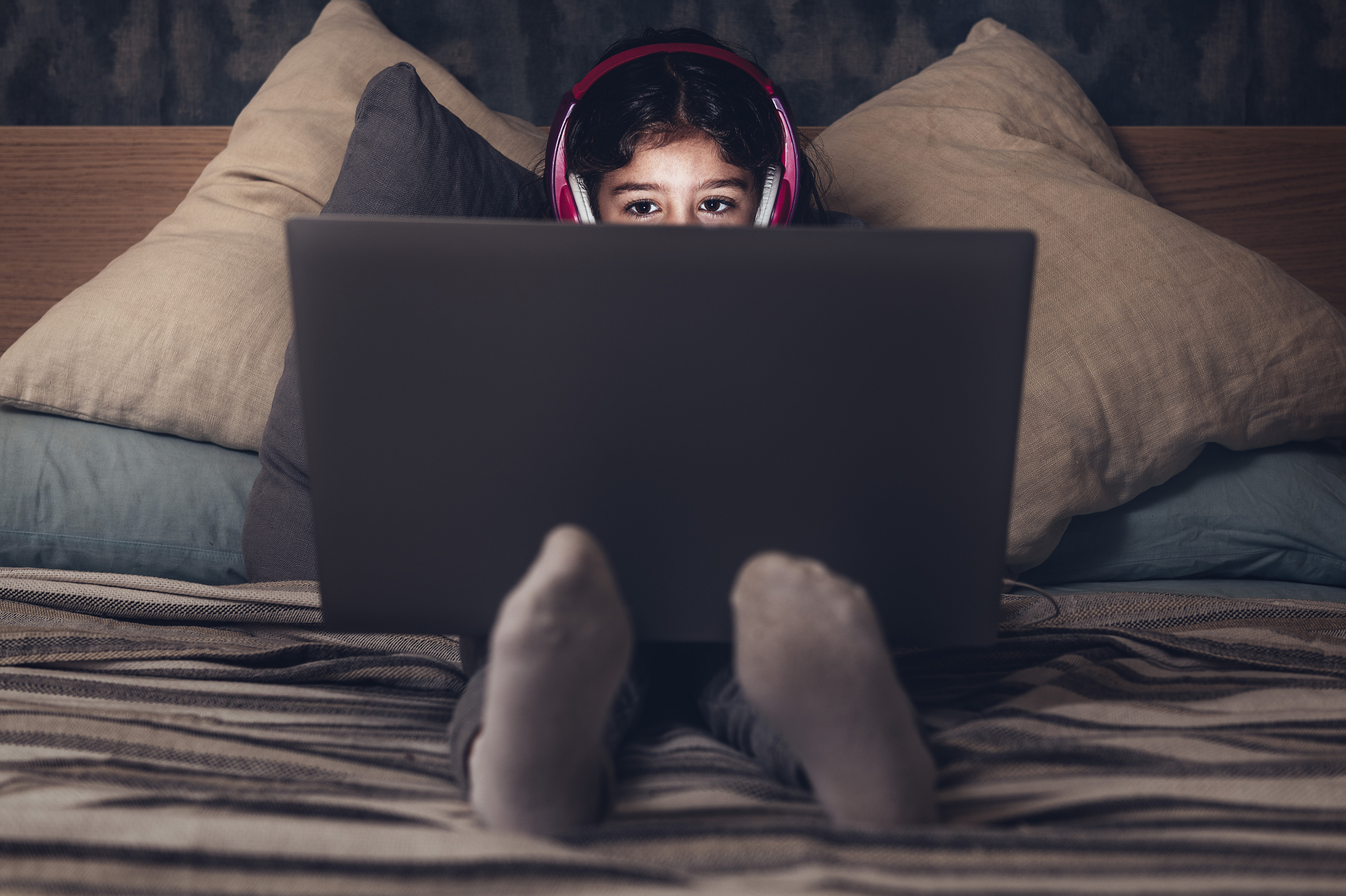 stock image little girl sitting on the bed 