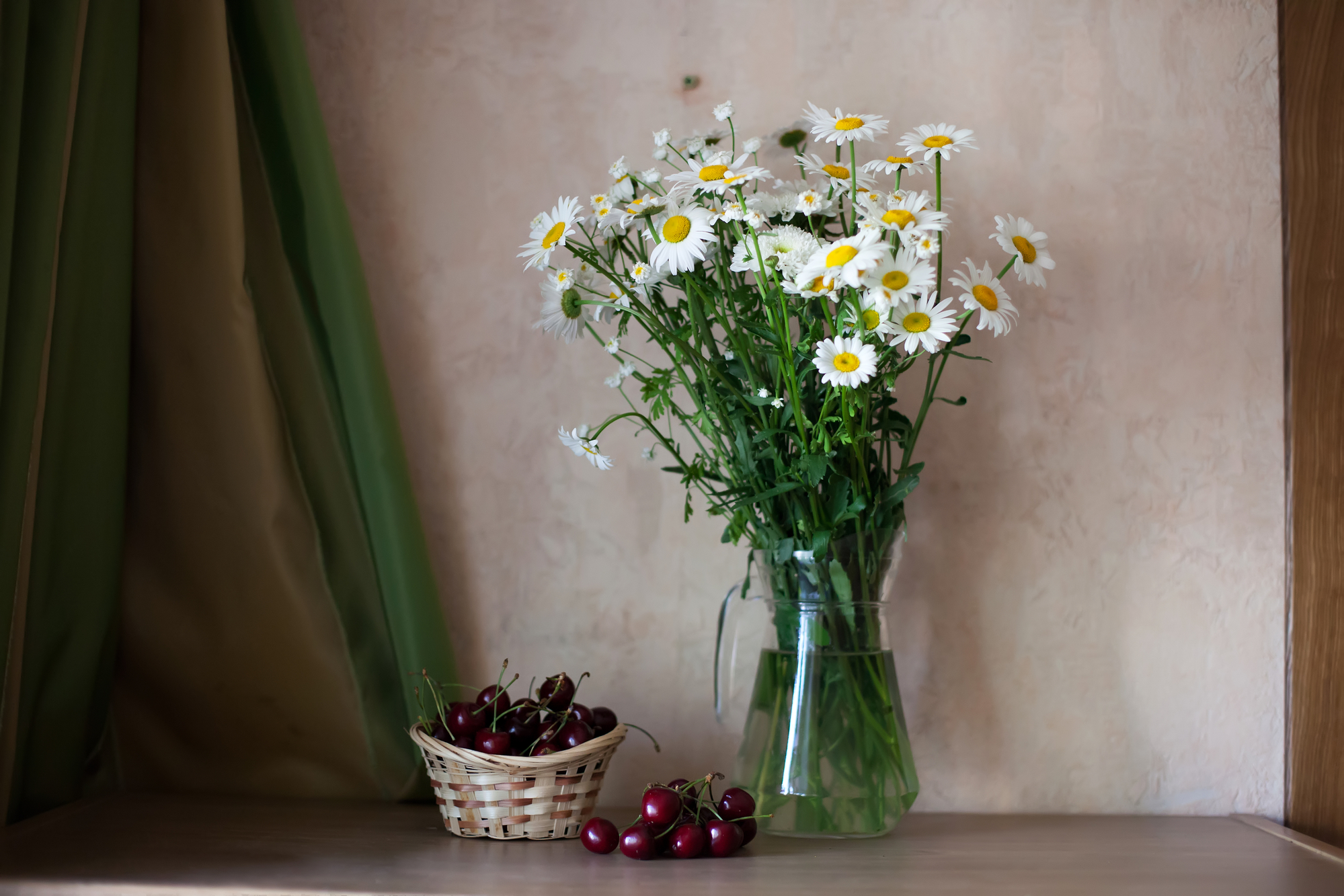 aesthetic summer picture with bouquet of daisies