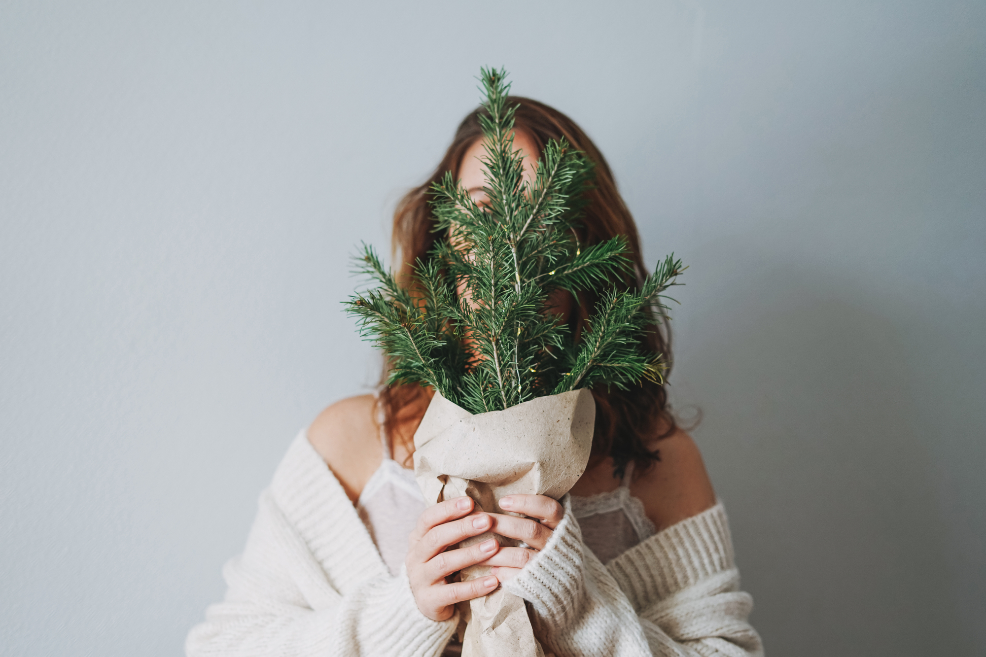 Mulher posando com decorações de Natal