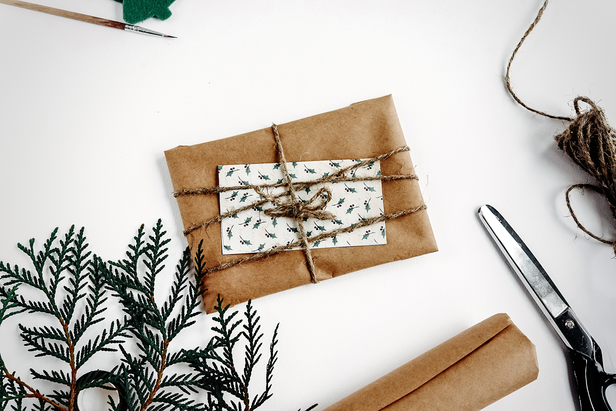 Cartão de Natal e presente em papel artesanal