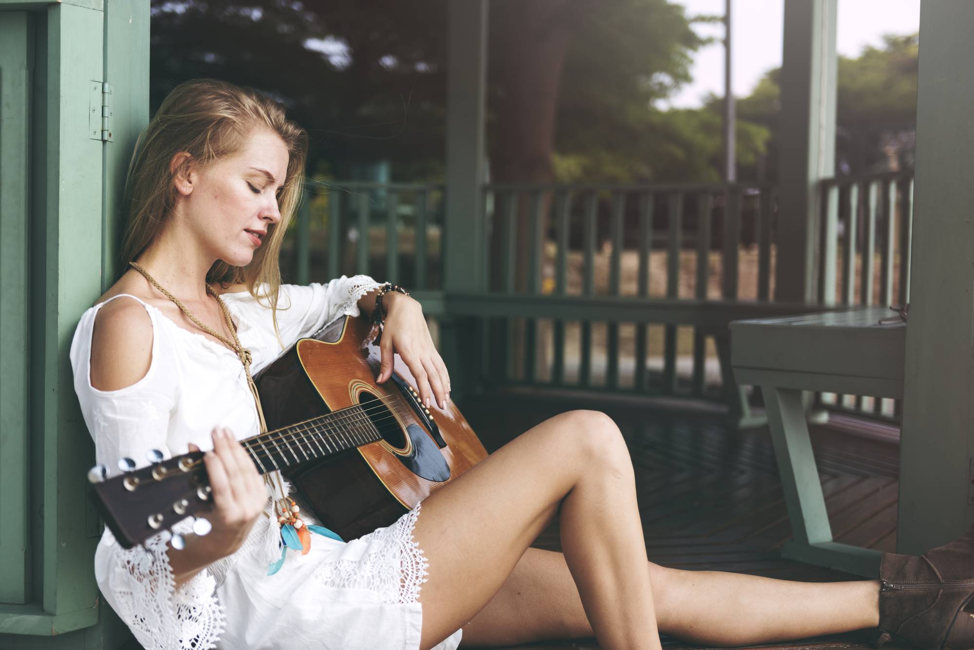 Linda cantora compositora com sua guitarra