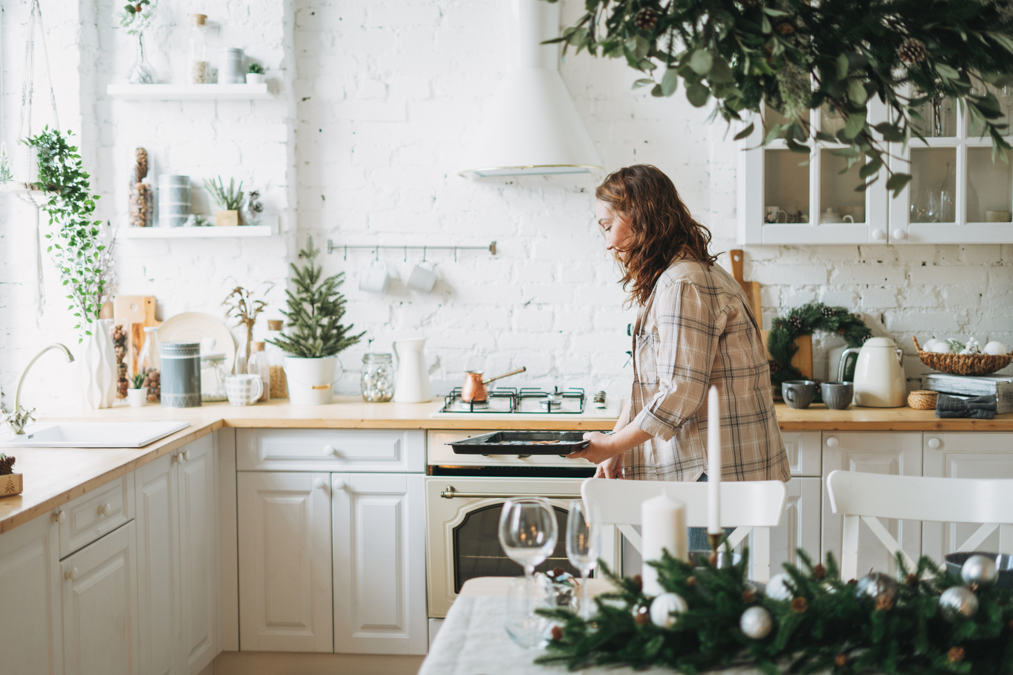 Mulher cozinhando em casa