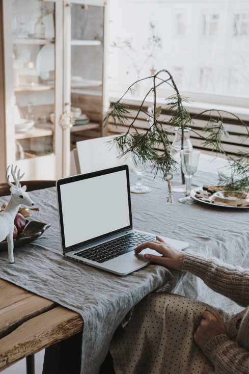 escritório em casa elegante com decorações de Natal