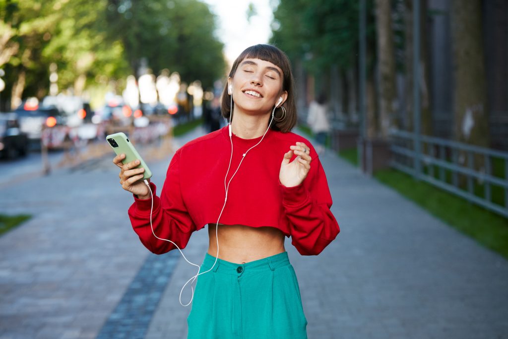 photo de menina com fones de ouvido e ouvir música