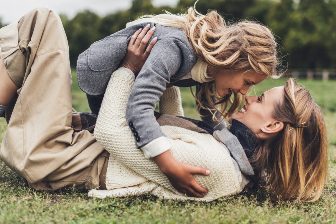 mom and daughter Easter photo ideas