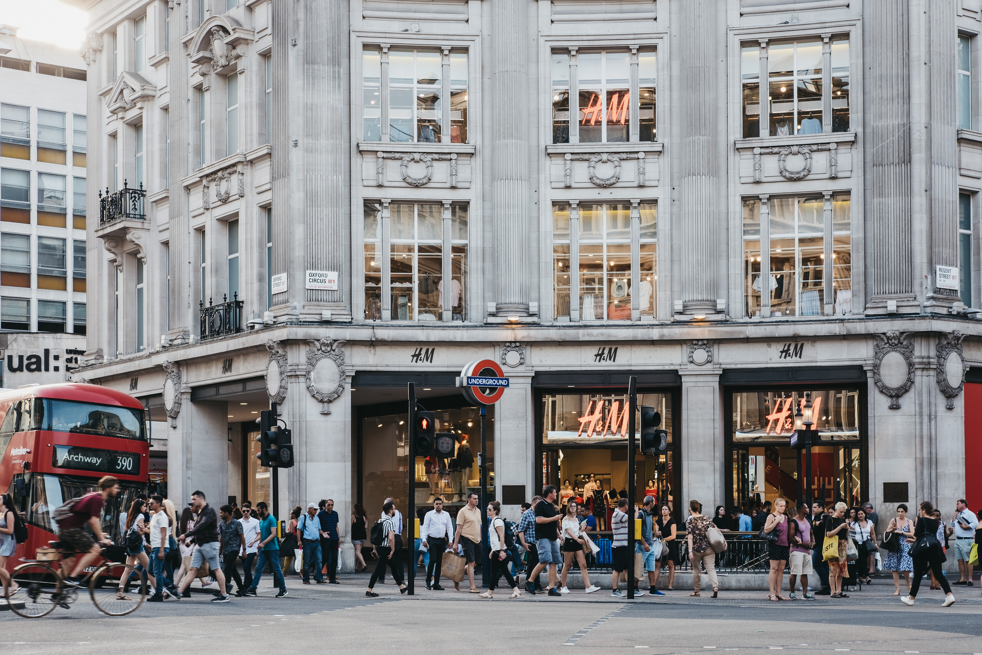 Flagship Stores: Tipos, Benefícios Para Marcas e Exemplos Preciosos