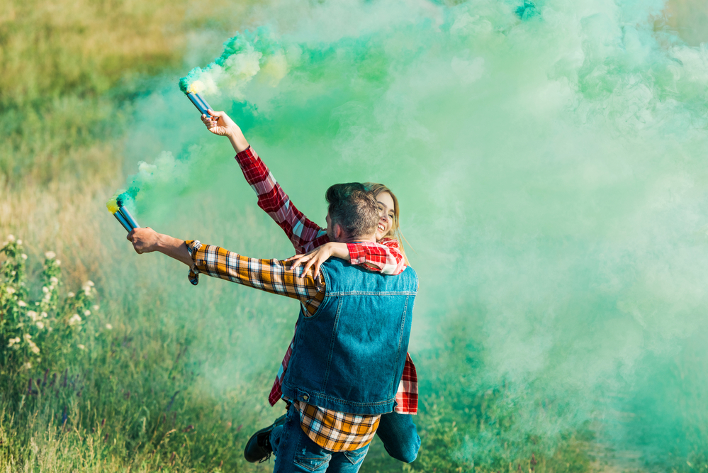 smoke bomb couple photography