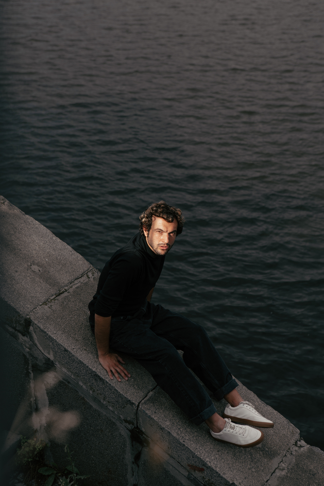 Photo portrait of a young man by the river