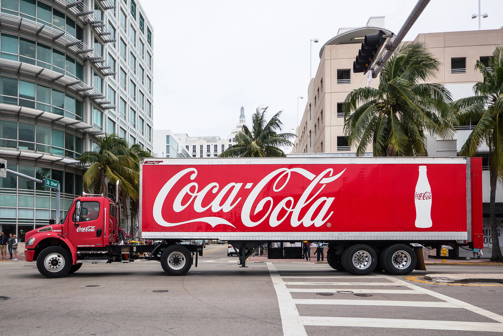 Фото фірмова червона вантажівка Coca-Cola на вулицях Маямі