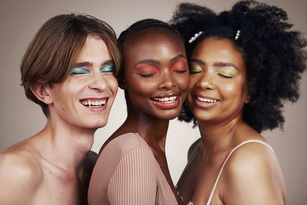 Photo young smiling people isolated on studio background. Concept of diversity