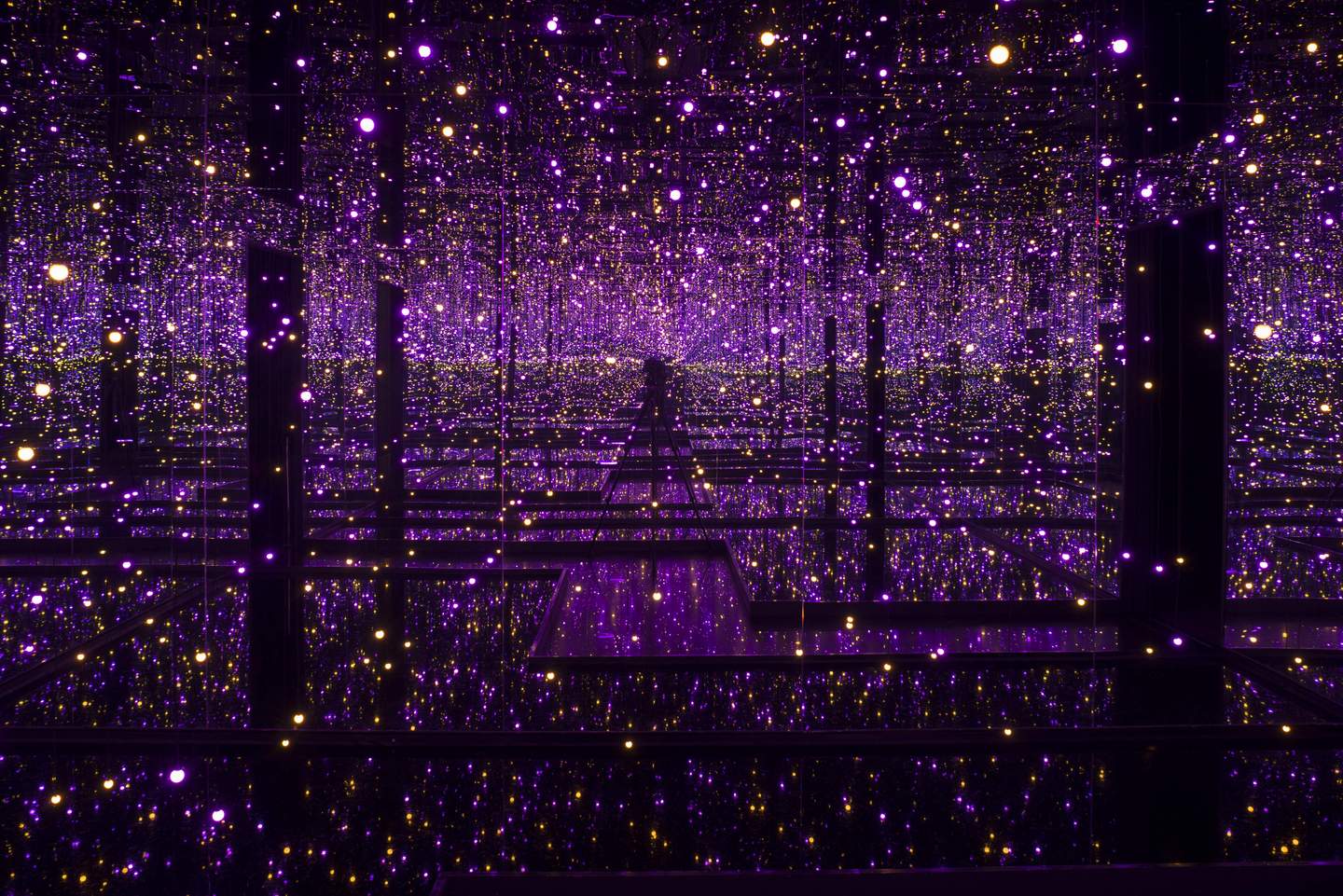 Photo Infinity Mirror Room by Yayoi Kusama 