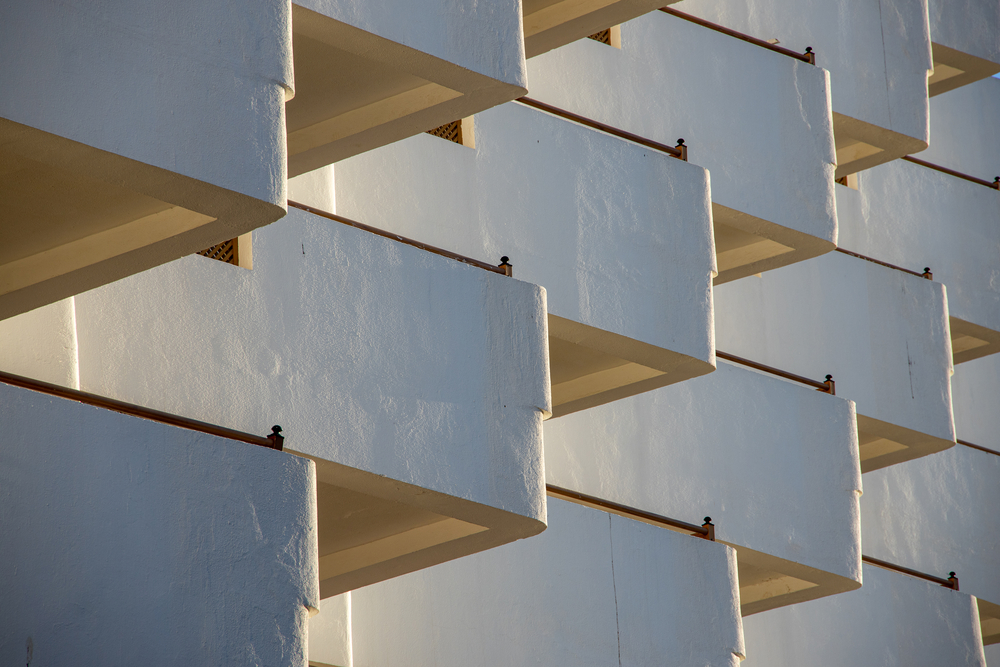 Photo beautiful interesting original elements of the balconies in the white building