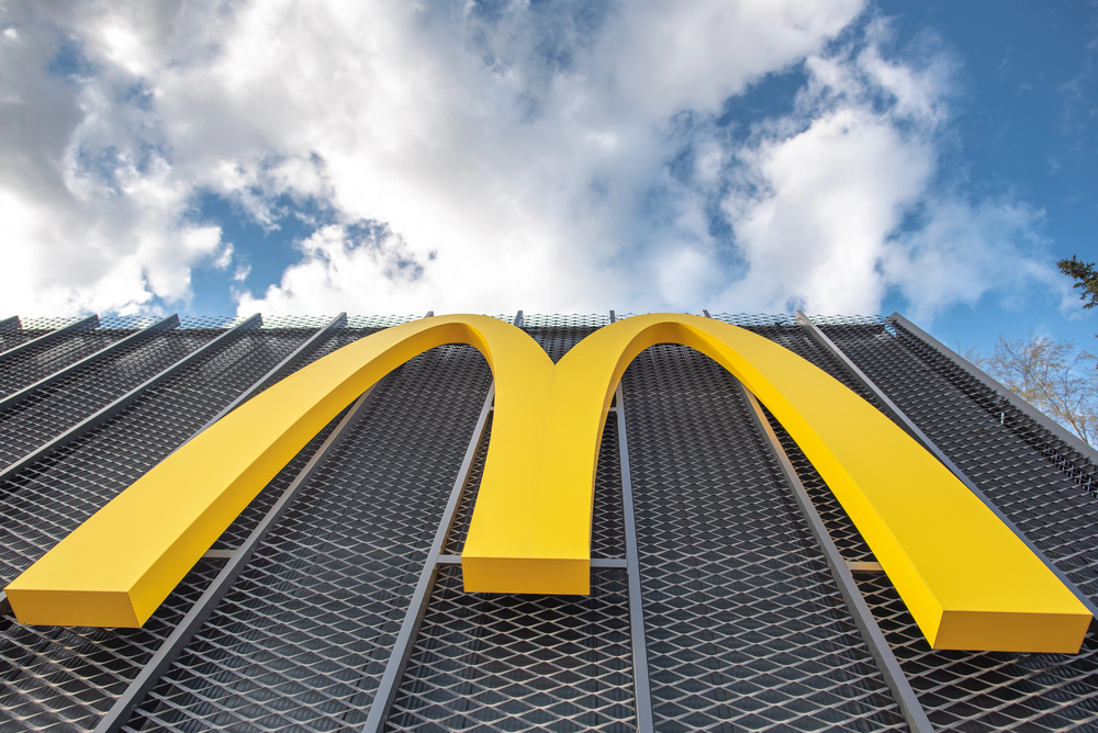 Photo McDonald's logo on restaurant in Kaunas, Lithuania