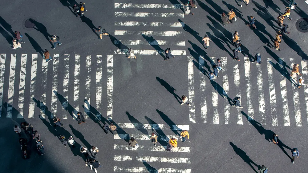 Elevated view over a people on pedestrian crossing in road intersection of Japan. Aerial view of pedestrians at crosswalk. Asia downtown. Metropolitan Tokyo City — Photo 