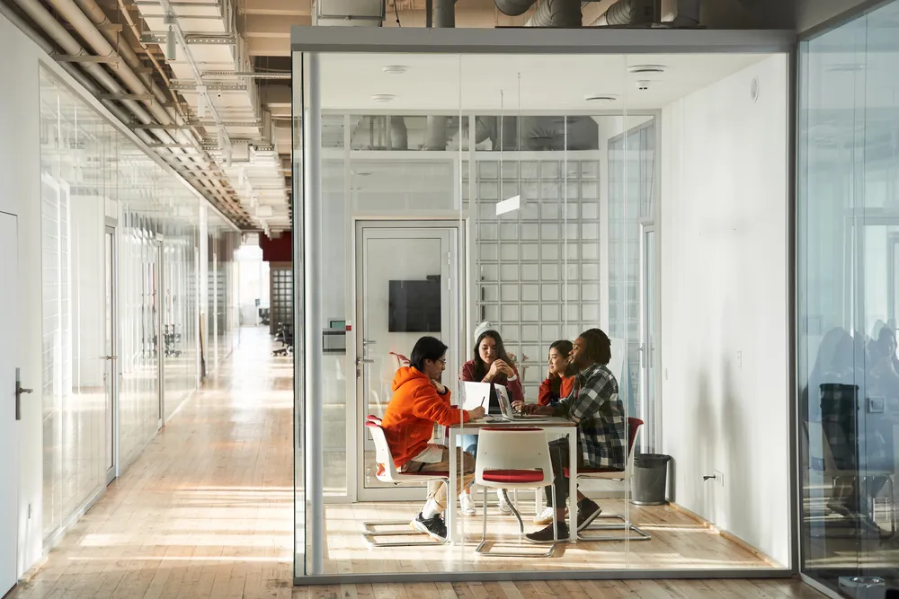 Leader of the students team talking at group office meeting sitting at conference table — Photo 